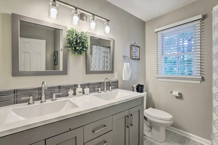 Chic Lilburn Getaway w/Media Room + Fire Pit - Picture 30