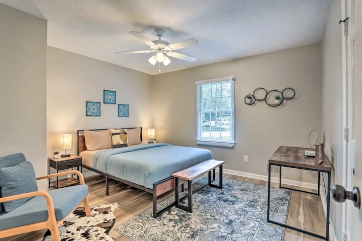 Chic Lilburn Getaway w/Media Room + Fire Pit - Picture 18