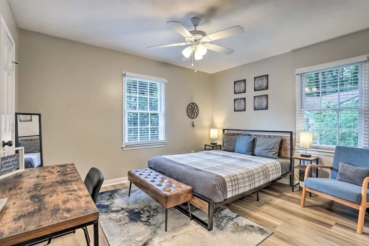 Chic Lilburn Getaway w/Media Room + Fire Pit - Picture 20