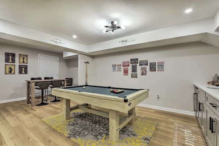 Chic Lilburn Getaway w/Media Room + Fire Pit - Picture 38