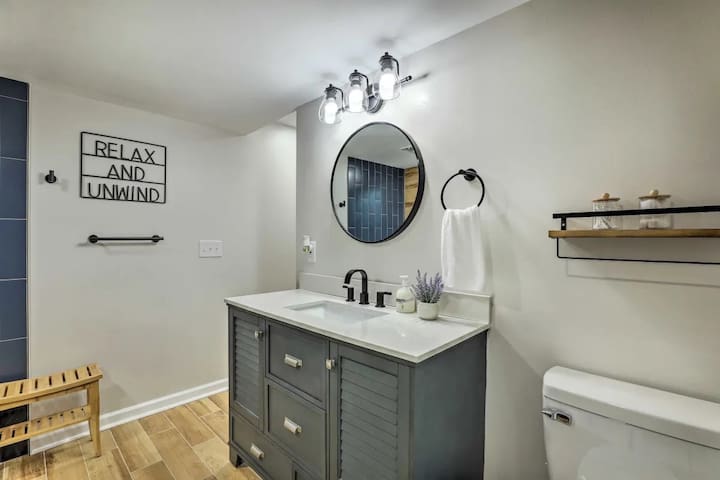 Chic Lilburn Getaway w/Media Room + Fire Pit - Picture 32