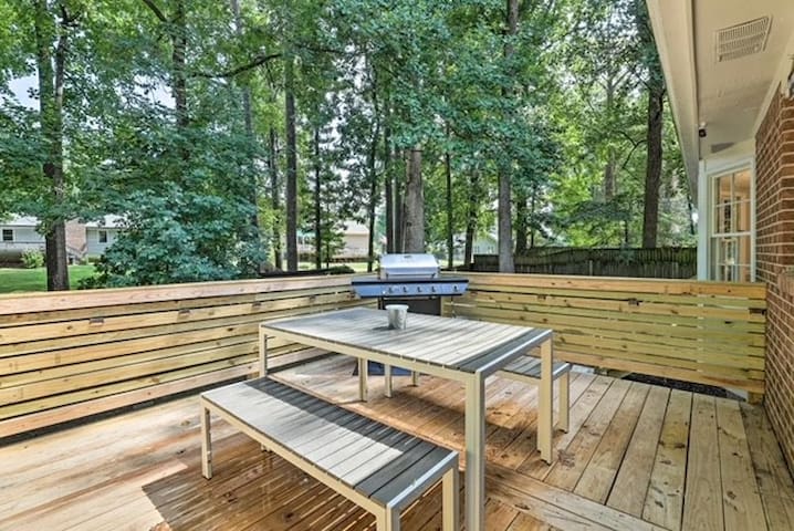 Chic Lilburn Getaway w/Media Room + Fire Pit - Picture 41