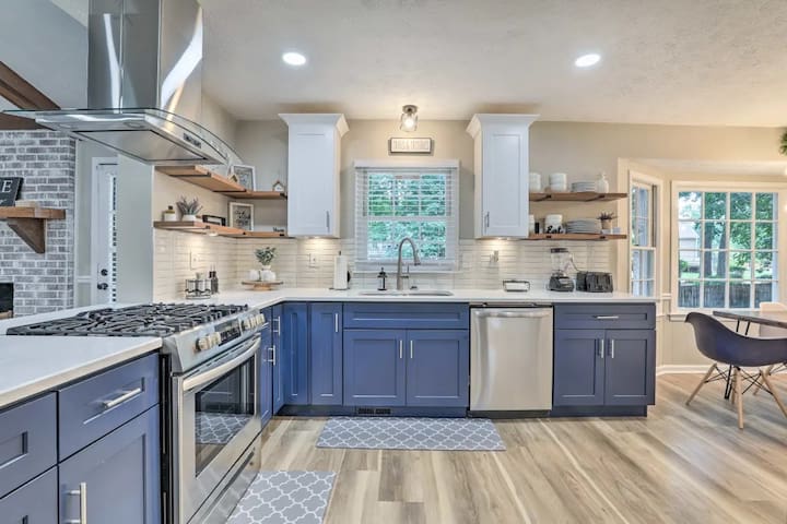 Chic Lilburn Getaway w/Media Room + Fire Pit - Picture 10