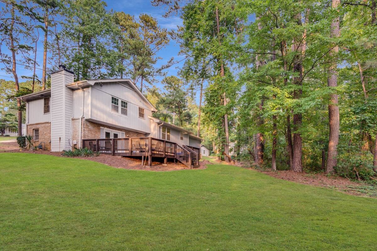 Group retreat with deck, sleeps 12