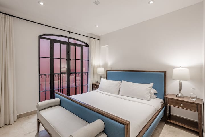 2BR Stylish Apartment with Rooftop Jacuzzi AC/Heat