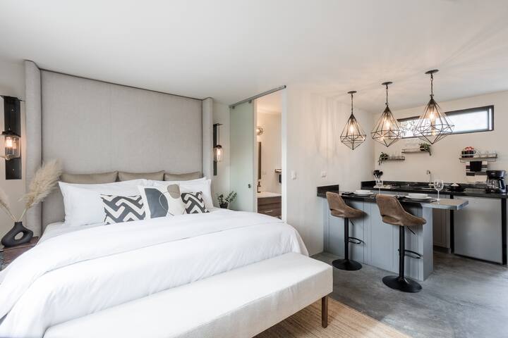 Casa Recreo: Hotel-Style King Suite Apartment in Centro by Rosewood