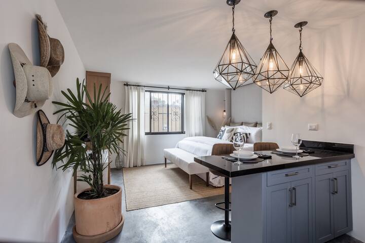 Casa Recreo: Hotel-Style King Suite Apartment in Centro by Rosewood
