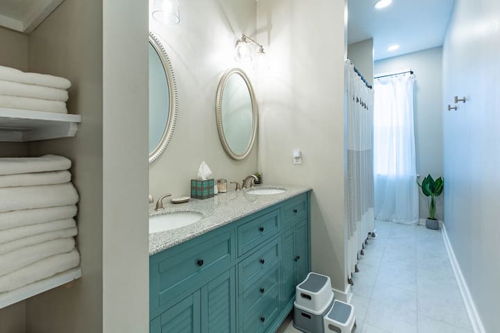 Hot Tub | 2 King Beds | Parking | Family Friendly - Foto 26