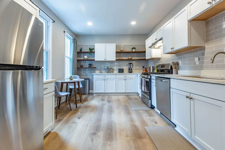 Hot Tub | 2 King Beds | Parking | Family Friendly - Foto 7