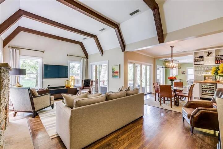Stay in the heart of E Dallas- Remodeled 3BR/2BA home with saltwater...