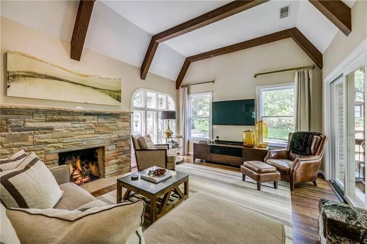 Stay in the heart of E Dallas- Remodeled 3BR/2BA home with saltwater...