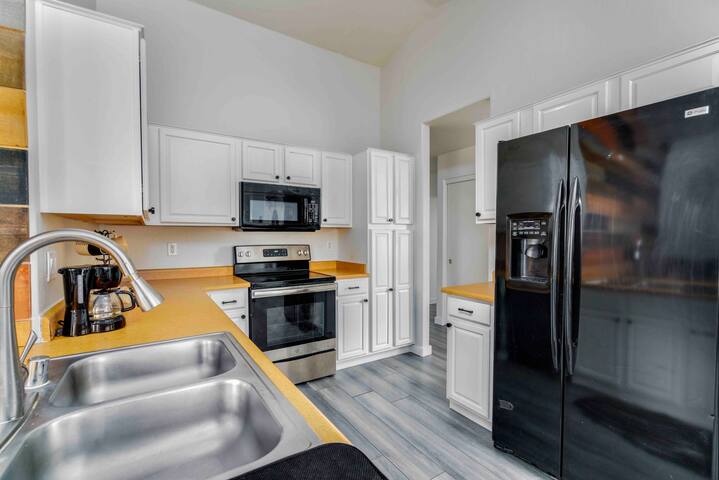 Great location! near shopping & entertainment