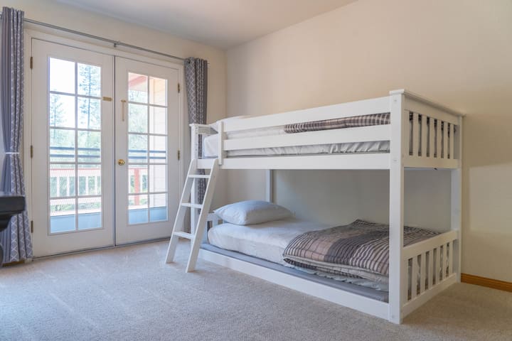 Private 5-Acre Yosemite Suite | Deck+BBQ | Spa Tub