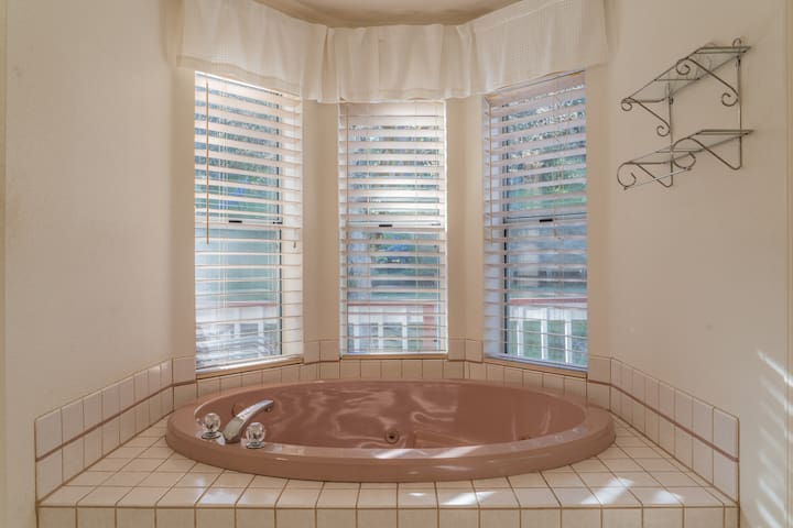 Private 5-Acre Yosemite Suite | Deck+BBQ | Spa Tub