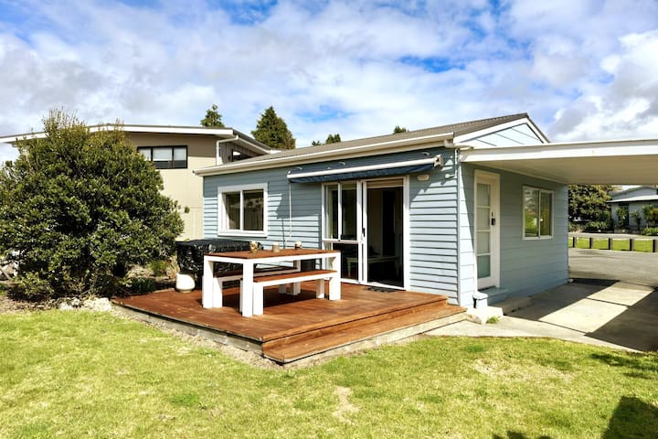 Pōhara's Seaside Chalet - Cosy Beach Stay — photo 1 of 13