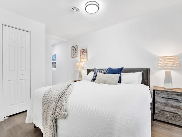 Luxury Family and Business Travel Home with Yard!