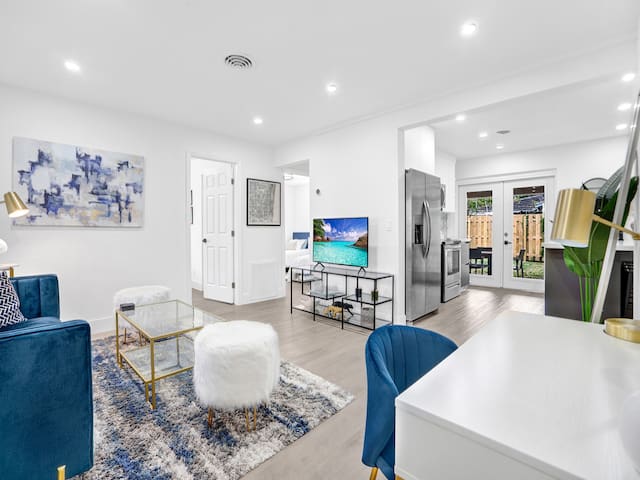 Luxury Family and Business Travel Home with Yard! - Picture 8