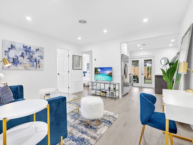 Luxury Family and Business Travel Home with Yard! - Picture 9