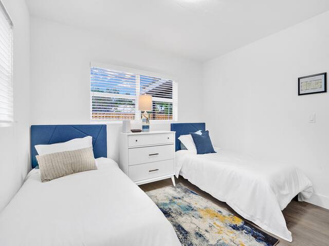 Luxury Family and Business Travel Home with Yard! - Picture 21
