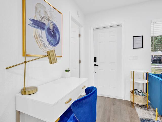 Luxury Family and Business Travel Home with Yard! - Picture 10