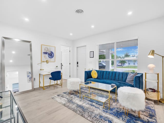 Luxury Family and Business Travel Home with Yard!