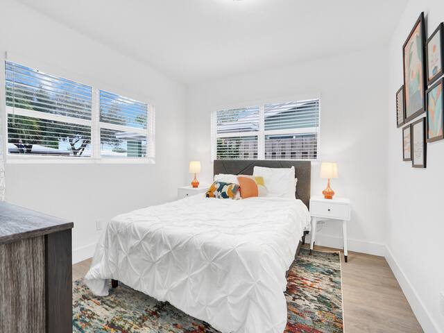 Luxury Family and Business Travel Home with Yard! - Picture 19