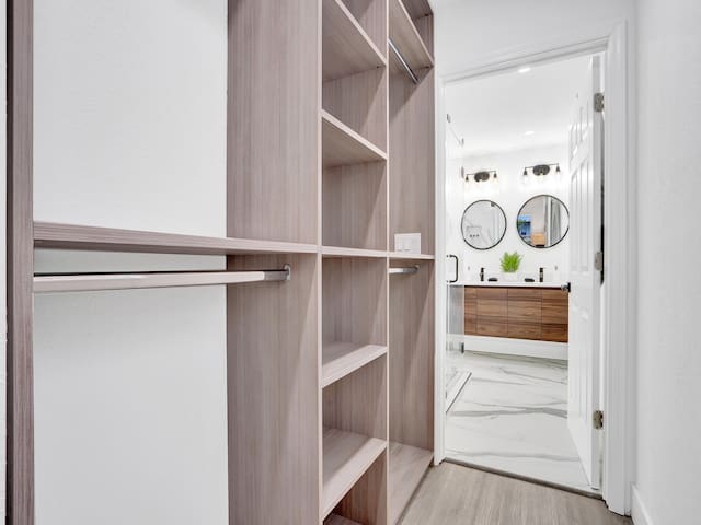Luxury Family and Business Travel Home with Yard! - Picture 16