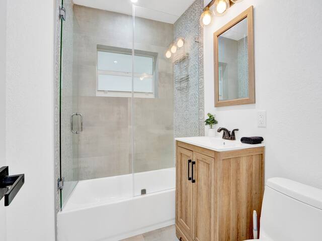 Luxury Family and Business Travel Home with Yard! - Picture 24