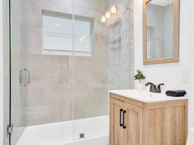 Luxury Family and Business Travel Home with Yard! - Picture 25