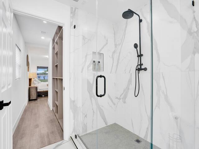 Luxury Family and Business Travel Home with Yard! - Picture 18