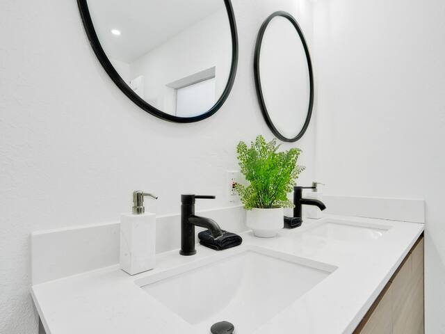 Luxury Family and Business Travel Home with Yard! - Picture 17