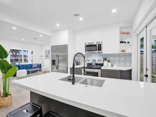 Luxury Family and Business Travel Home with Yard!