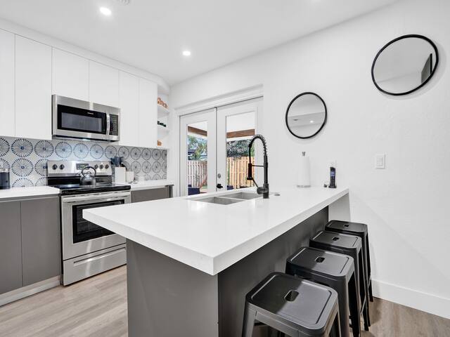 Luxury Family and Business Travel Home with Yard! - Picture 12