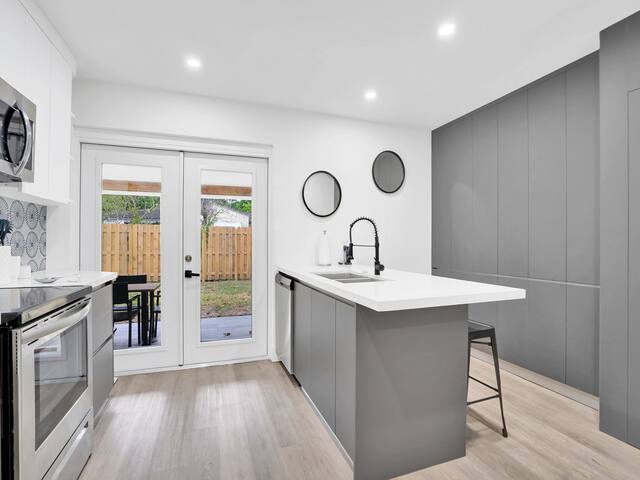 Luxury Family and Business Travel Home with Yard! - Picture 15
