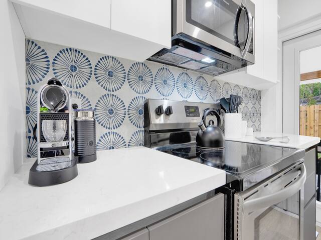Luxury Family and Business Travel Home with Yard! - Picture 13