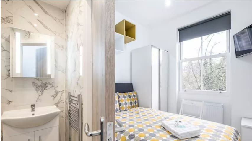 Chic Boutique Hotel Room with Ensuite for Two - Photo 3