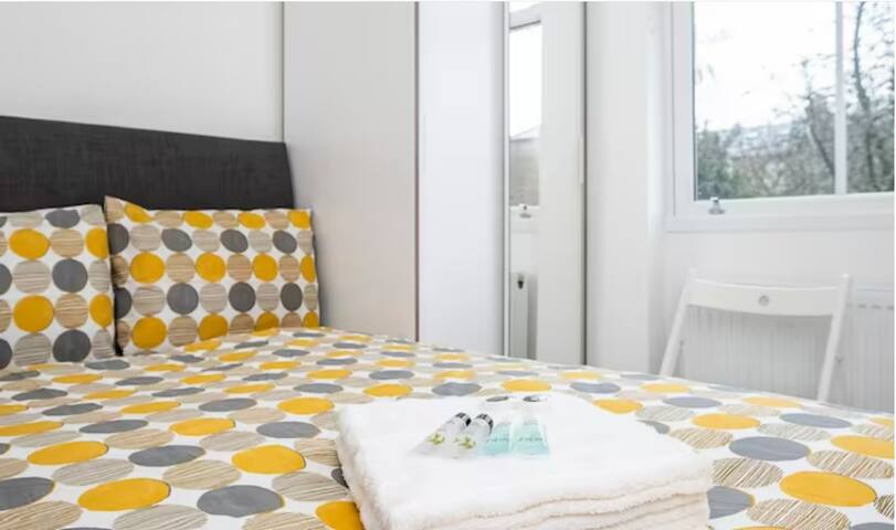 Chic Boutique Hotel Room with Ensuite for Two - Photo 2