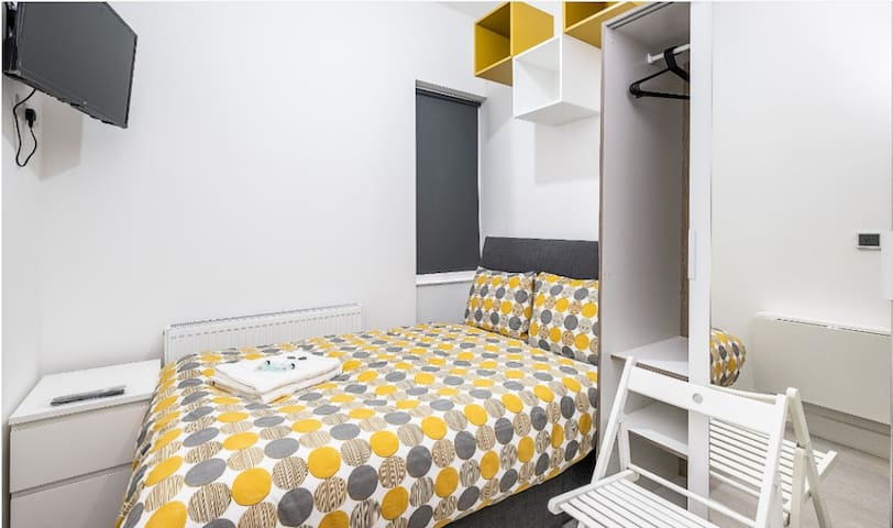 Chic Boutique Hotel Room with Ensuite for Two - Photo 4