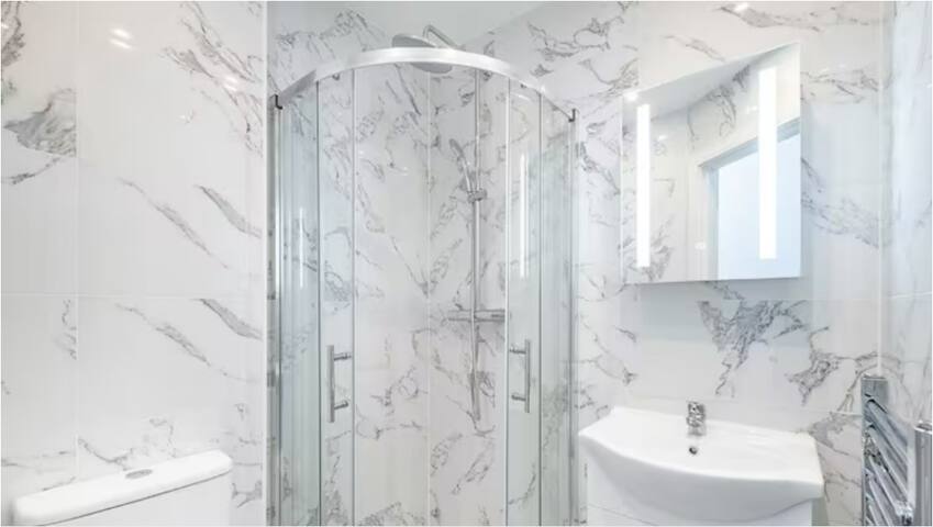 Chic Boutique Hotel Room with Ensuite for Two - Photo 7