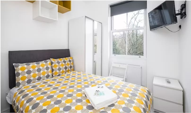 Chic Boutique Hotel Room with Ensuite for Two - Photo 5