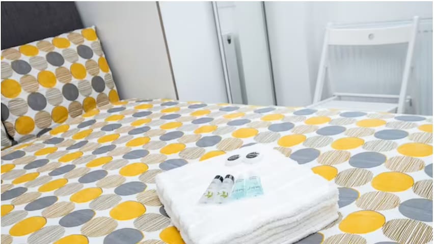 Chic Boutique Hotel Room with Ensuite for Two - Photo 9