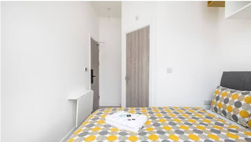 Chic Boutique Hotel Room with Ensuite for Two - Photo 10