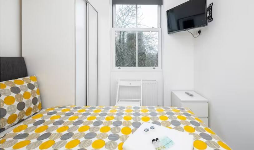 Chic Boutique Hotel Room with Ensuite for Two - Photo 13