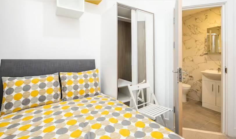 Chic Boutique Hotel Room with Ensuite for Two - Photo 14