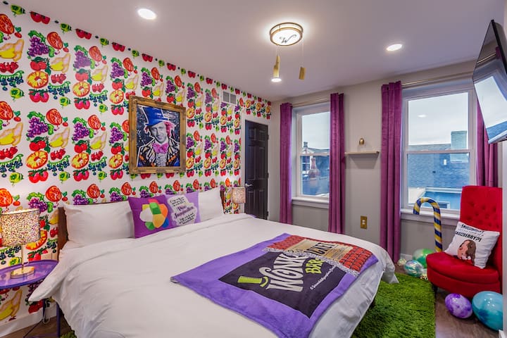 Willy Wonka Themed | King Bed | Convenient parking