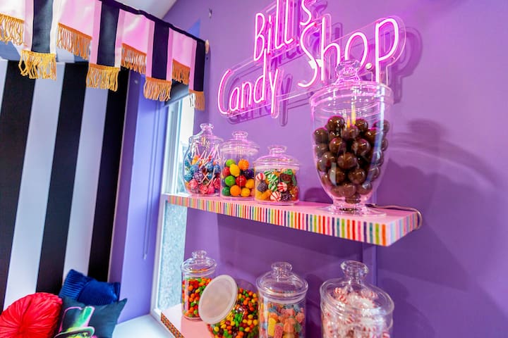 Willy Wonka Themed | King Bed | Convenient parking