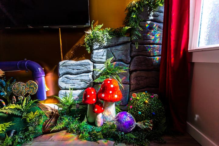 Willy Wonka Themed | King Bed | Convenient parking