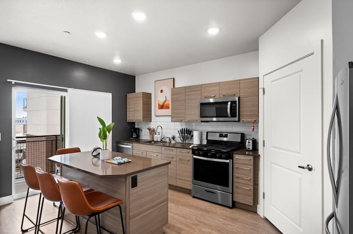 Center of SLC, Dining, Airport, Hospital, Delta