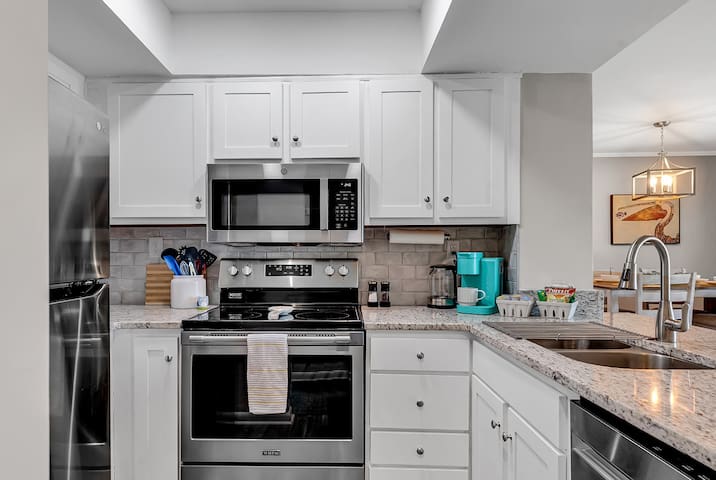 Top‐Floor Retreat | Marsh Views, PGA Golf, Beach