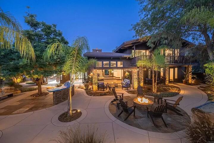 Resort-Style 5 BR Retreat in Lake Hodges W Pool, Jacuzzi, Grill...